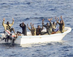 NATO đánh chìm tàu hải tặc